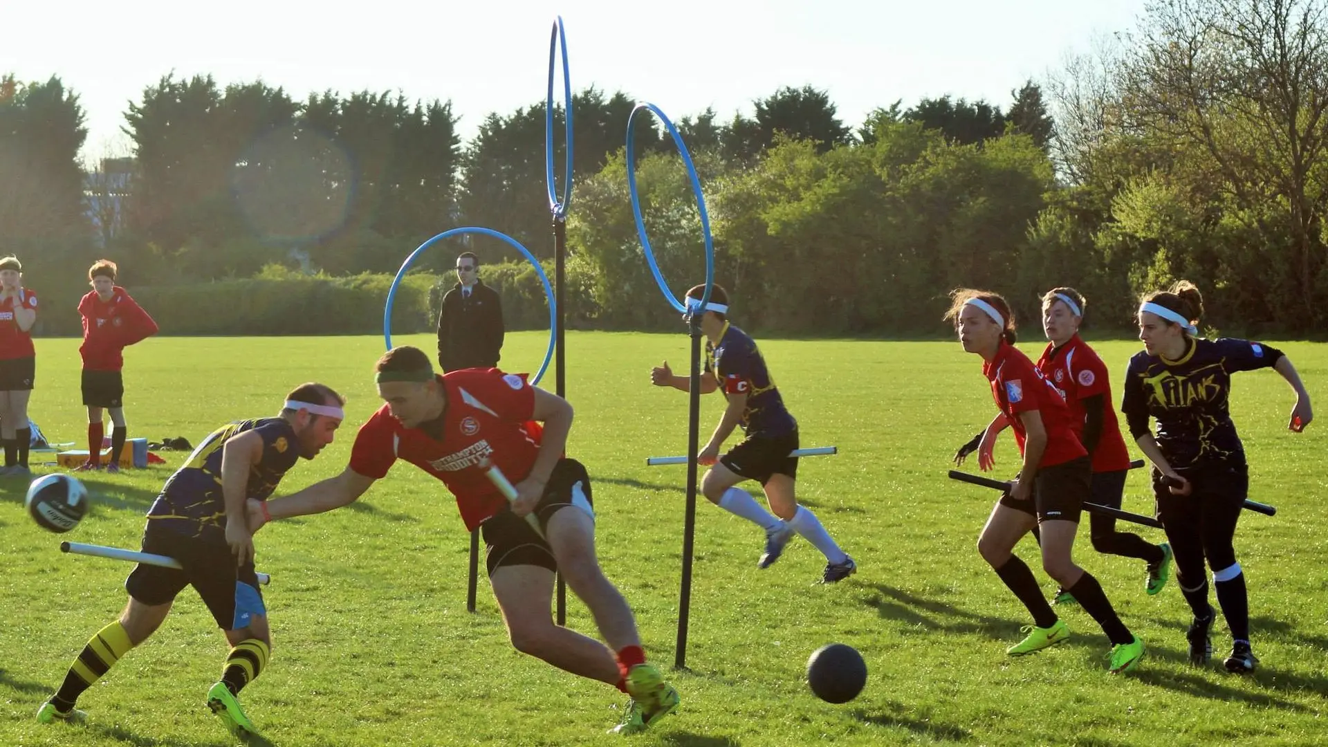 Team in volle zwerkbalwedstrijd tijdens een multisport-teambuilding
