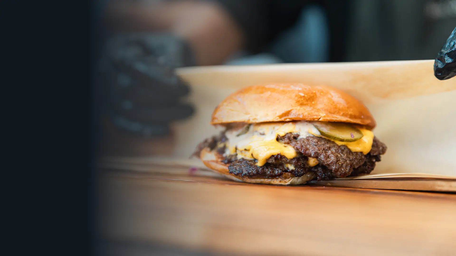 Smash burger au cheddar servi au bar de la péniche Kalypso
