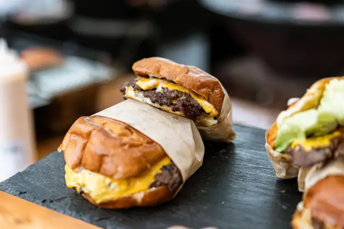 Twee smash burgers met gesmolten cheddar, BBQ-catering Kalypso Events