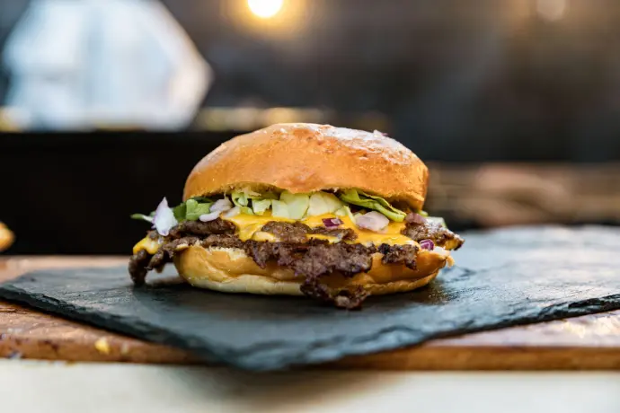 Smash burger met rundvlees, briochebroodje en cheddar