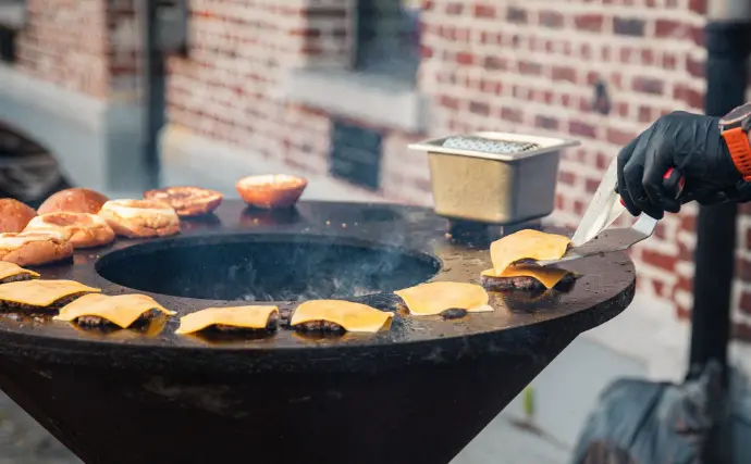 Smash burgers op de vuurschaal