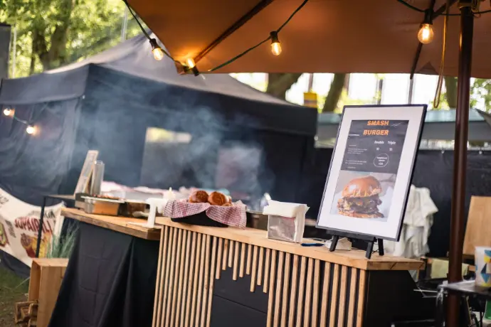 De BBQ-cateringstand op een evenement