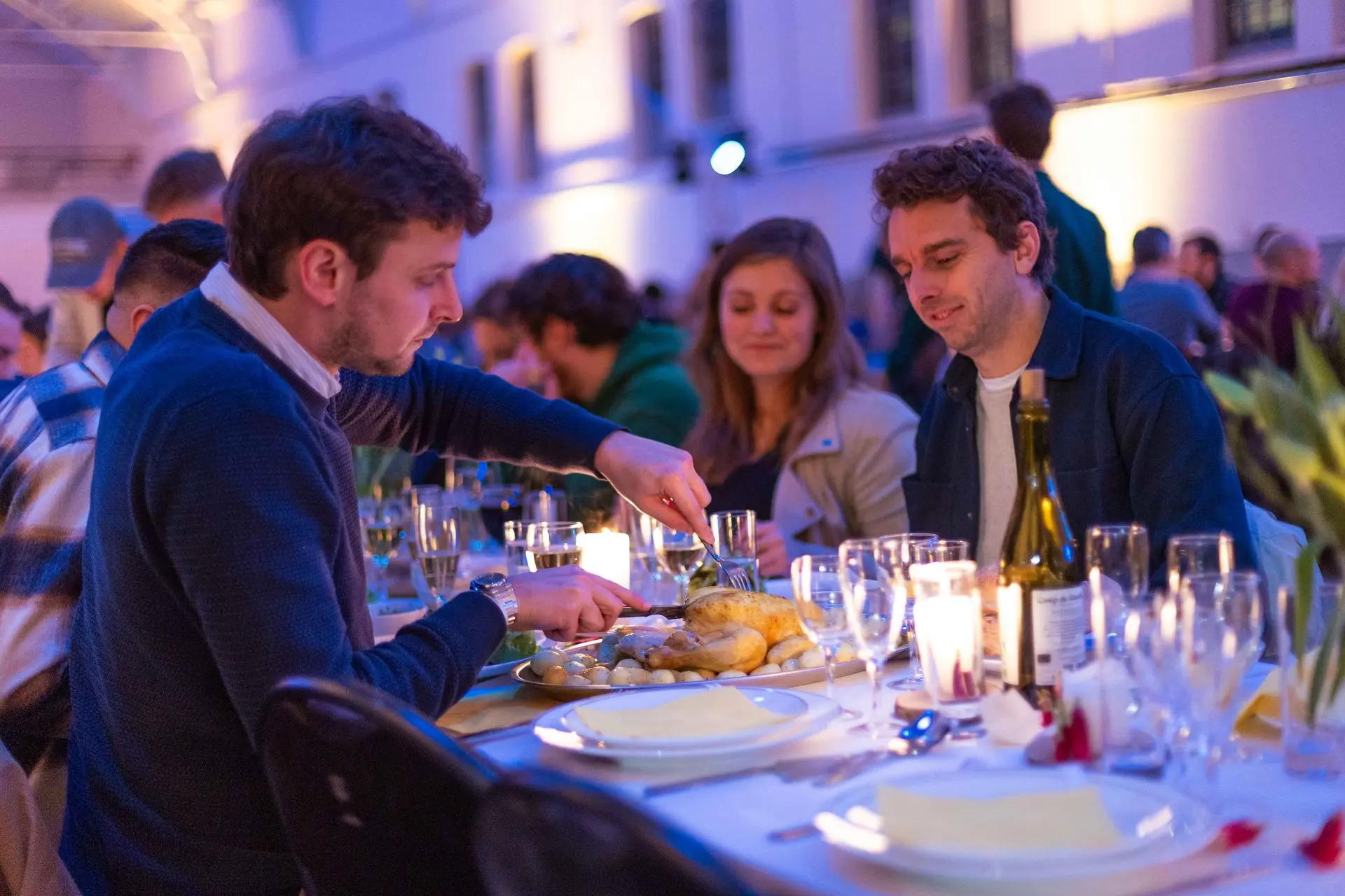 Gasten delen gerechten tijdens een bedrijfsdiner