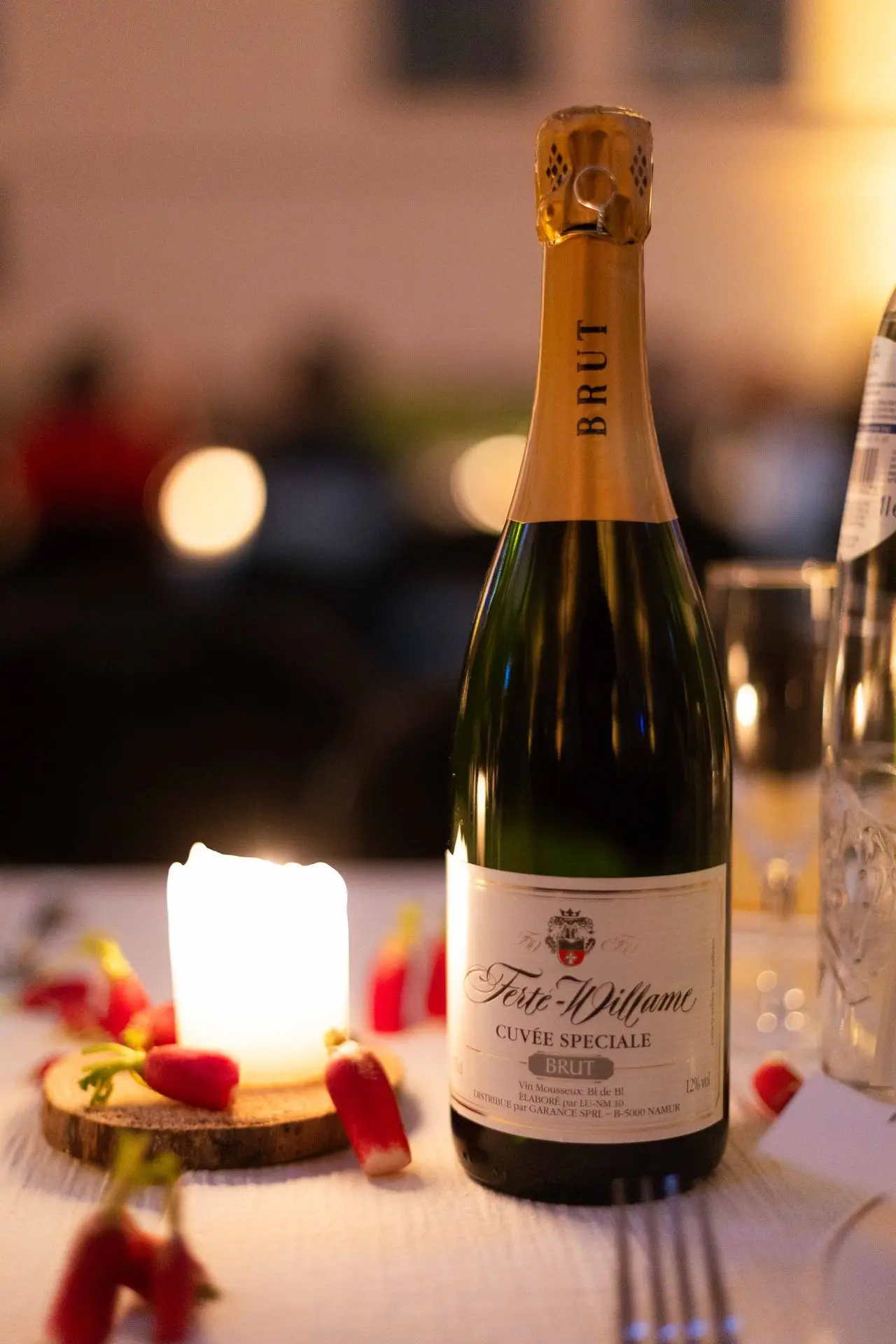 Champagne en kaarsen op tafel tijdens een bijzonder diner
