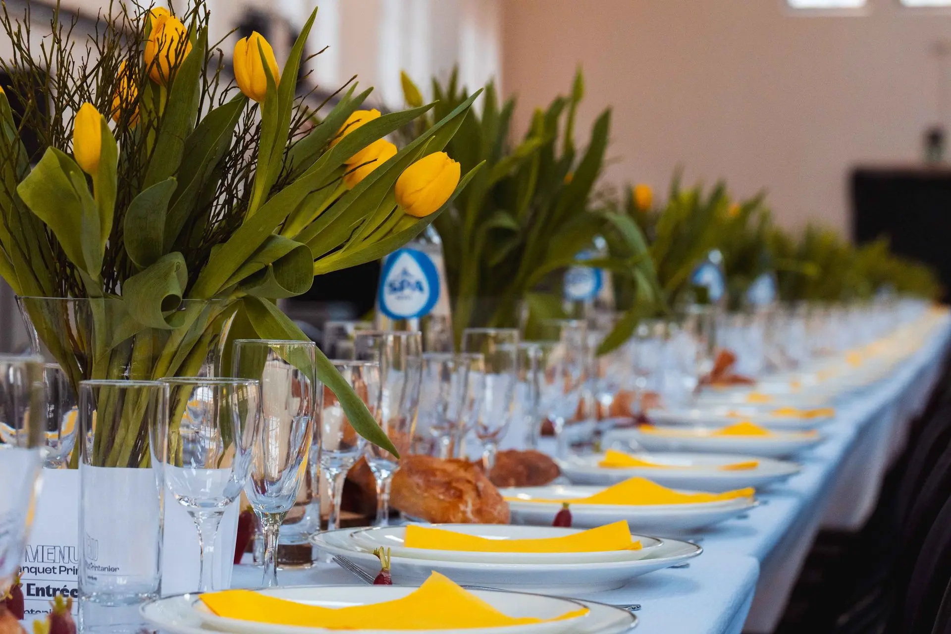 Landelijk gedekte tafel met gele tulpen
