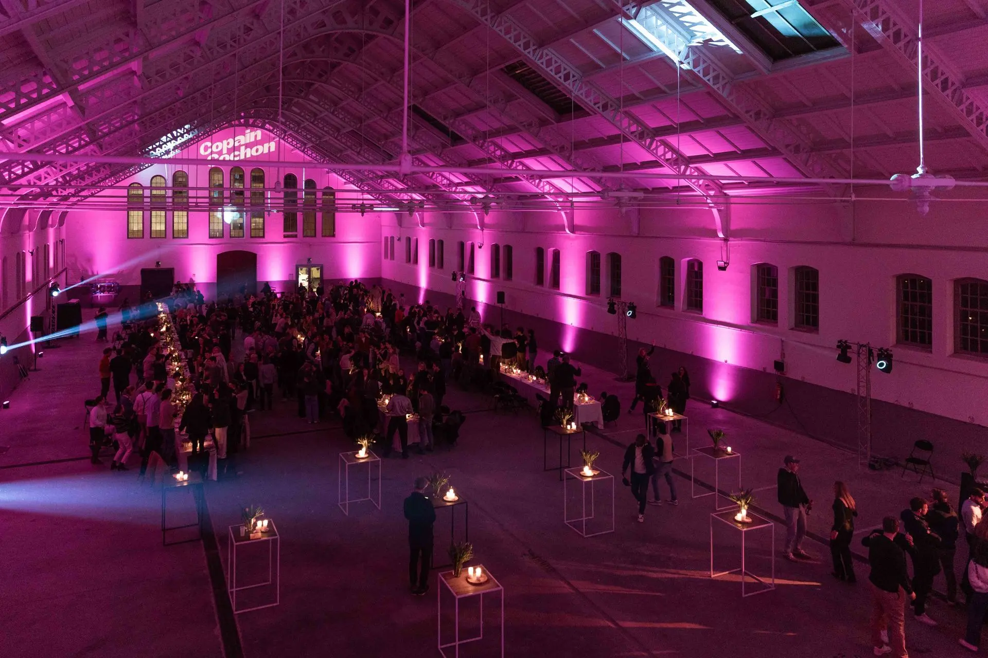 Grote verlichte hal voor een bedrijfsdiner
