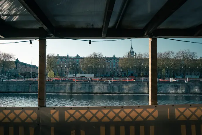 Le pont de la péniche face au canal