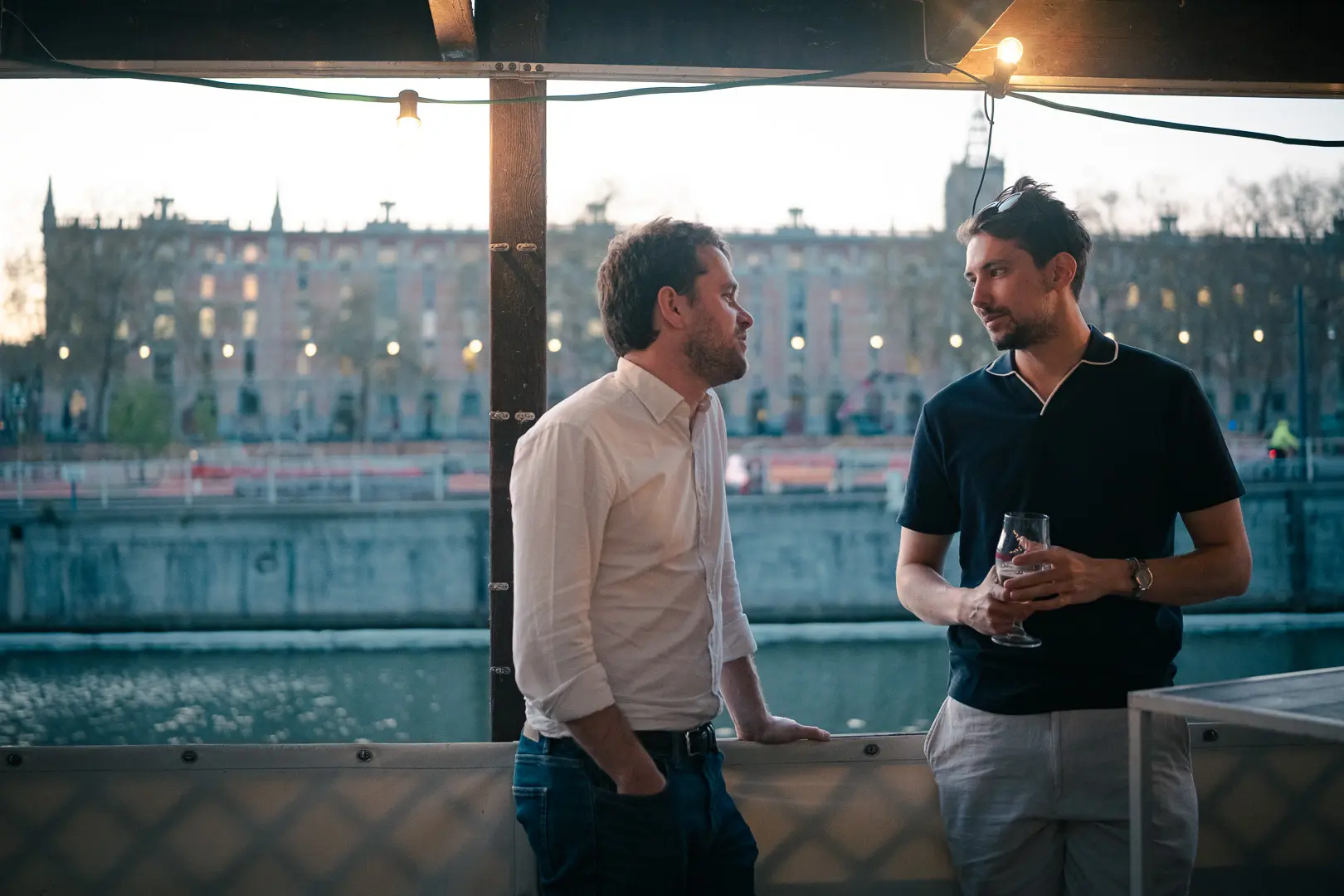 Deux invités discutent sur le pont au coucher du soleil