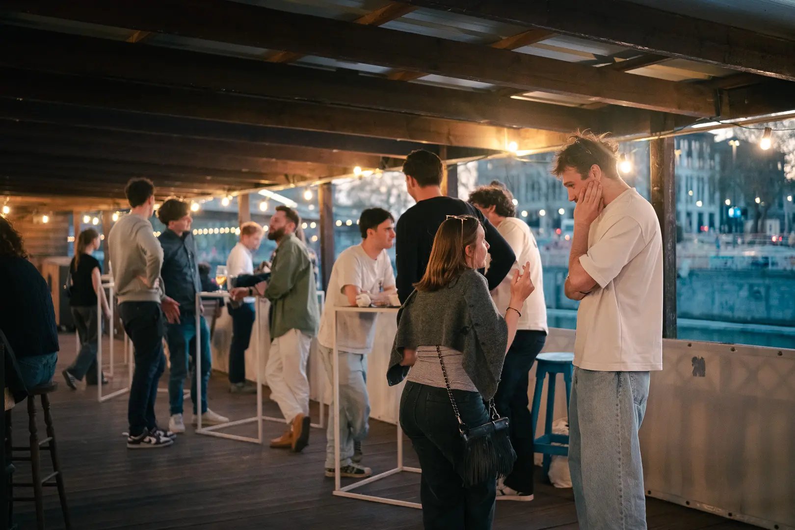 Invités sur le pont aménagé avec mange-debout