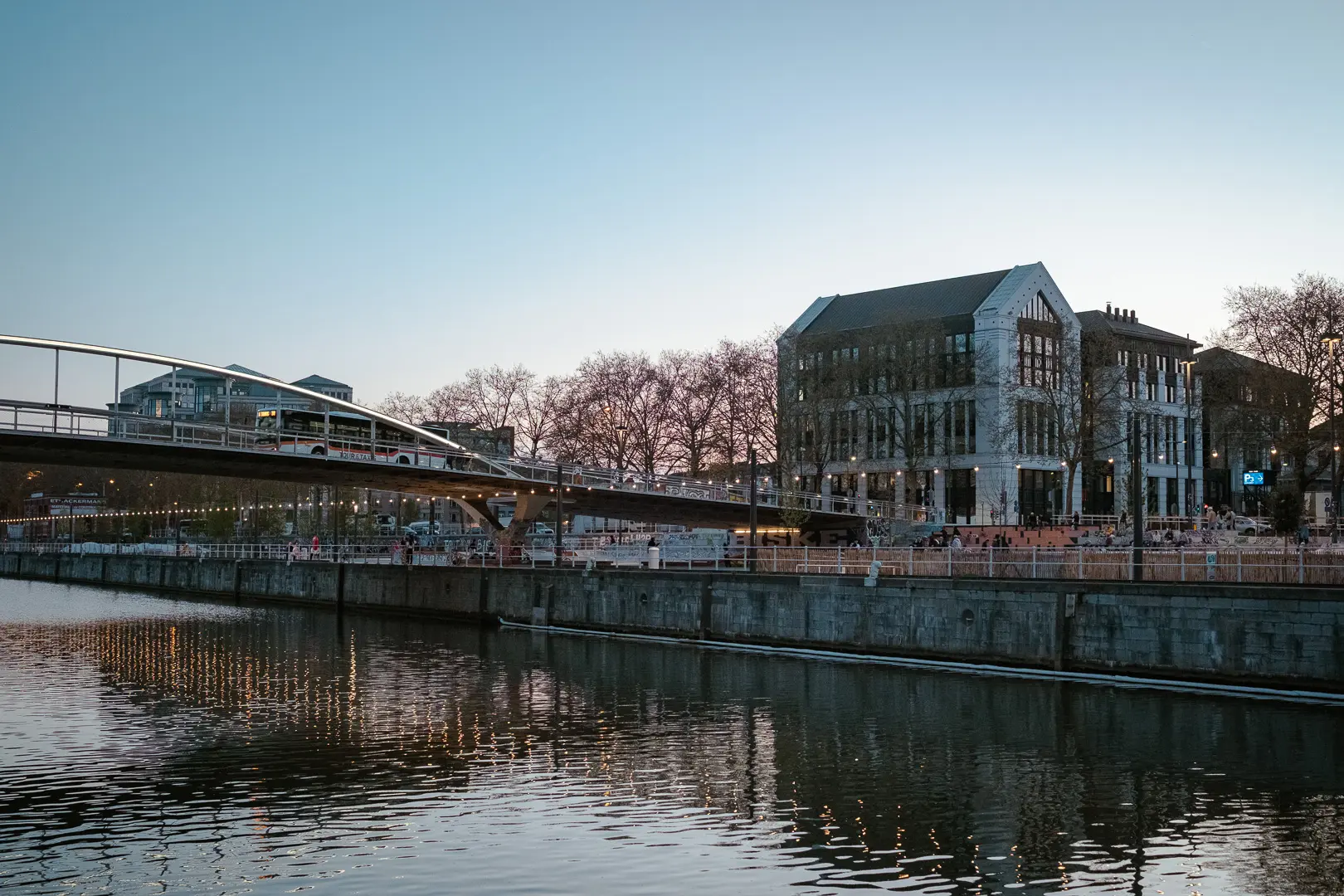 Le canal de Bruxelles au crépuscule depuis la péniche