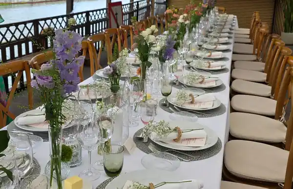 Table de mariage fleurie sur le pont