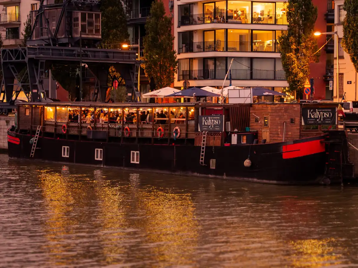 La péniche Kalypso illuminée au crépuscule, quai des Péniches à Bruxelles