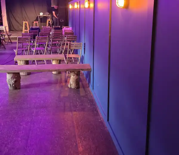 La cale de la péniche avant une soirée d’impro